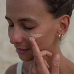 Crème Solaire Teintée SPF30 - 50 Ml -RMS Beauty Boutique creme teintee bio spf 30 acorelle 2