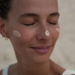 Crème Solaire Teintée SPF30 - 50 Ml -RMS Beauty Boutique creme teintee bio spf 30 acorelle 3